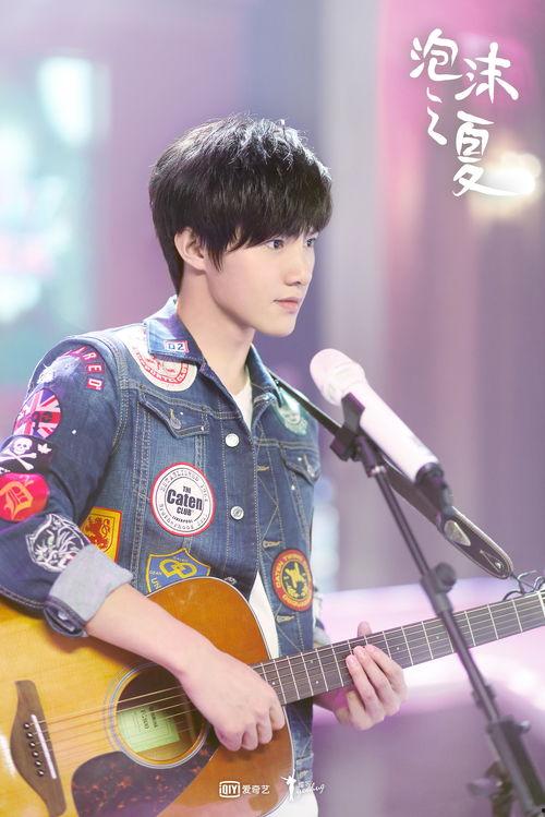 泡沫之夏花絮压腿,演员们压腿瞬间,展现青春活力与专业精神